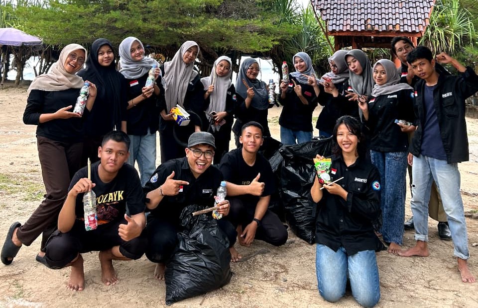 Peduli Bumi dari Pesisir: UGK Gelar Aksi Bersih Pantai dan Gerakan Ecobrick Berkelanjutan