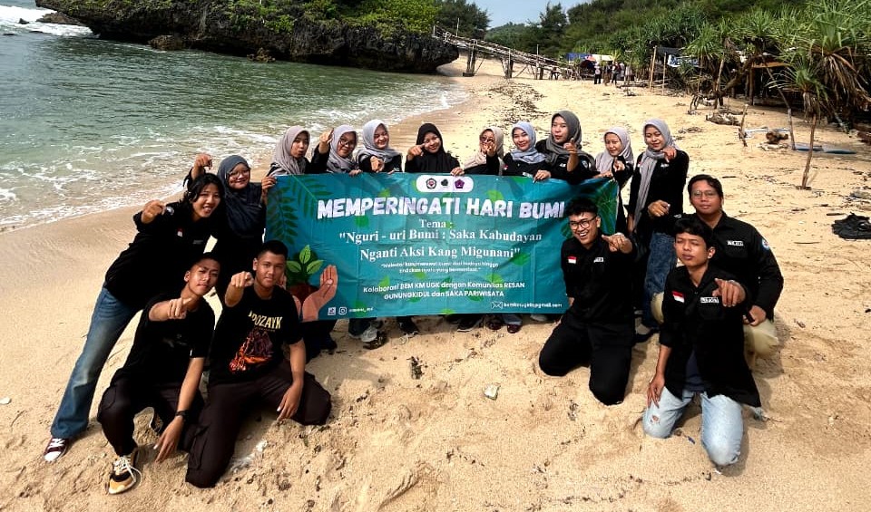 Peduli Bumi dari Pesisir: UGK Gelar Aksi Bersih Pantai dan Gerakan Ecobrick Berkelanjutan